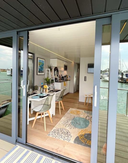 Yarmouth Waterlodge Floating Apartments 2 Exterior foto
